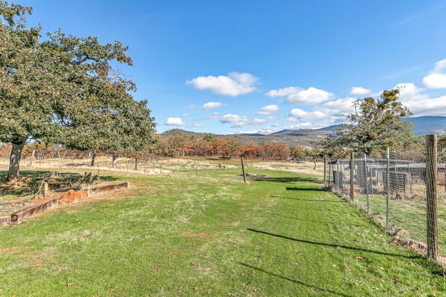 6536 Shadow Glen Drive, Eagle Point, OR 97524