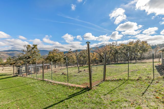 6536 Shadow Glen Drive, Eagle Point, OR 97524