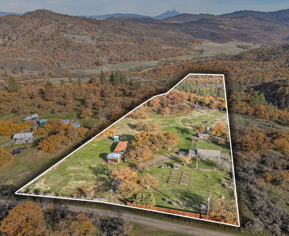 6536 Shadow Glen Drive, Eagle Point, OR 97524