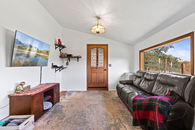 6536 Shadow Glen Drive, Eagle Point, OR 97524