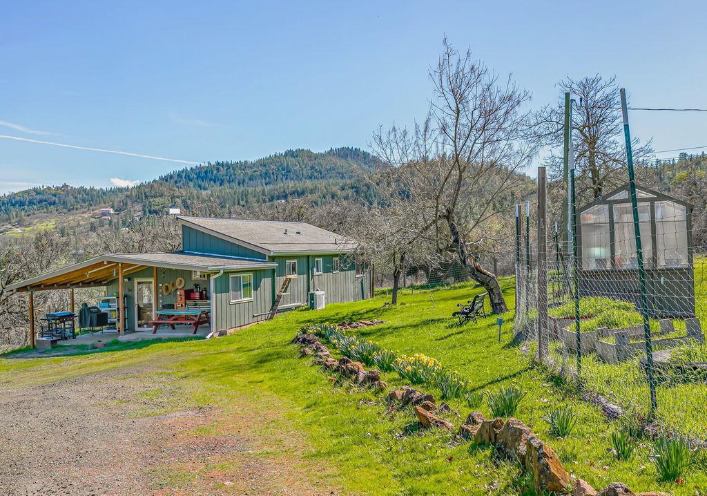 6536 Shadow Glen Drive, Eagle Point, OR 97524