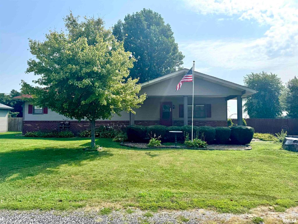 406 S BENTON Street, New Berlin, IL 62670