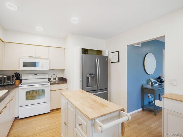 734 Hamilton Court, Rochester Hills, MI 48307