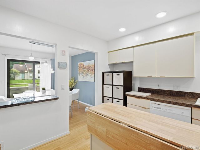 734 Hamilton Court, Rochester Hills, MI 48307