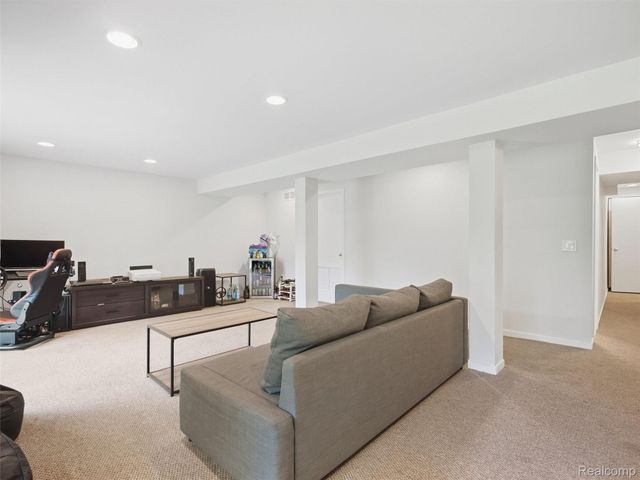 734 Hamilton Court, Rochester Hills, MI 48307