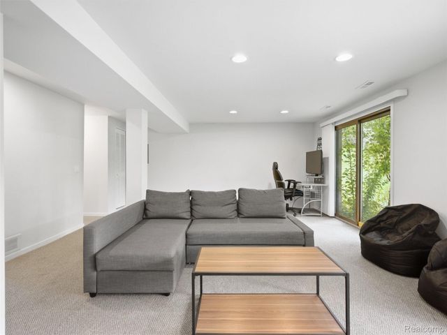 734 Hamilton Court, Rochester Hills, MI 48307