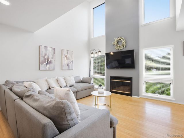 734 Hamilton Court, Rochester Hills, MI 48307
