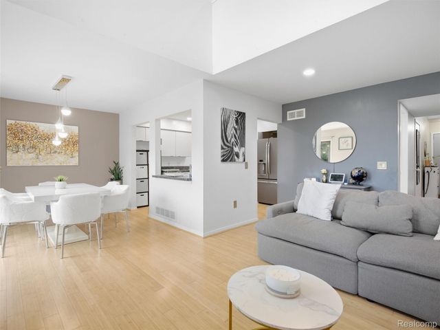 734 Hamilton Court, Rochester Hills, MI 48307