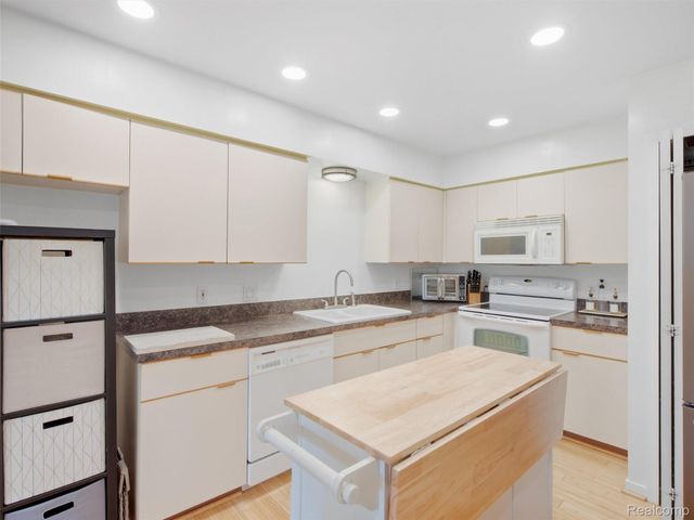 734 Hamilton Court, Rochester Hills, MI 48307