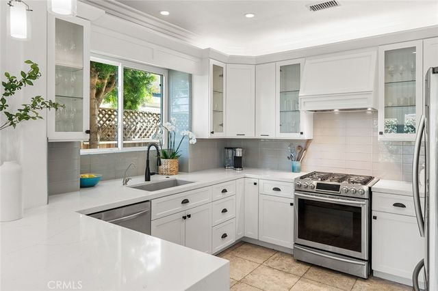 302 Turtle Bay Ln, Costa Mesa, CA 92627