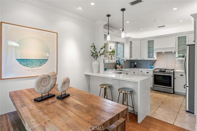 302 Turtle Bay Ln, Costa Mesa, CA 92627