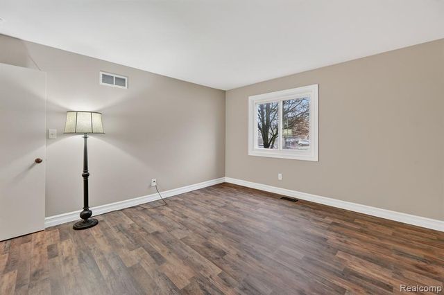 1870 Fort Street 1, Trenton, MI 48183