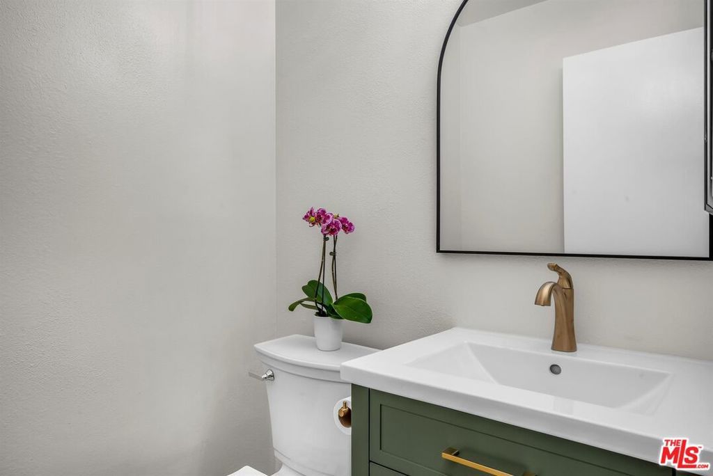 Image 11 of property listing at 10751 Wilshire Boulevard 909, Los Angeles, CA 90024