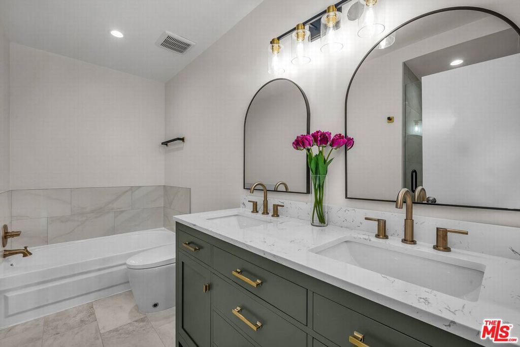 Image 15 of property listing at 10751 Wilshire Boulevard 909, Los Angeles, CA 90024