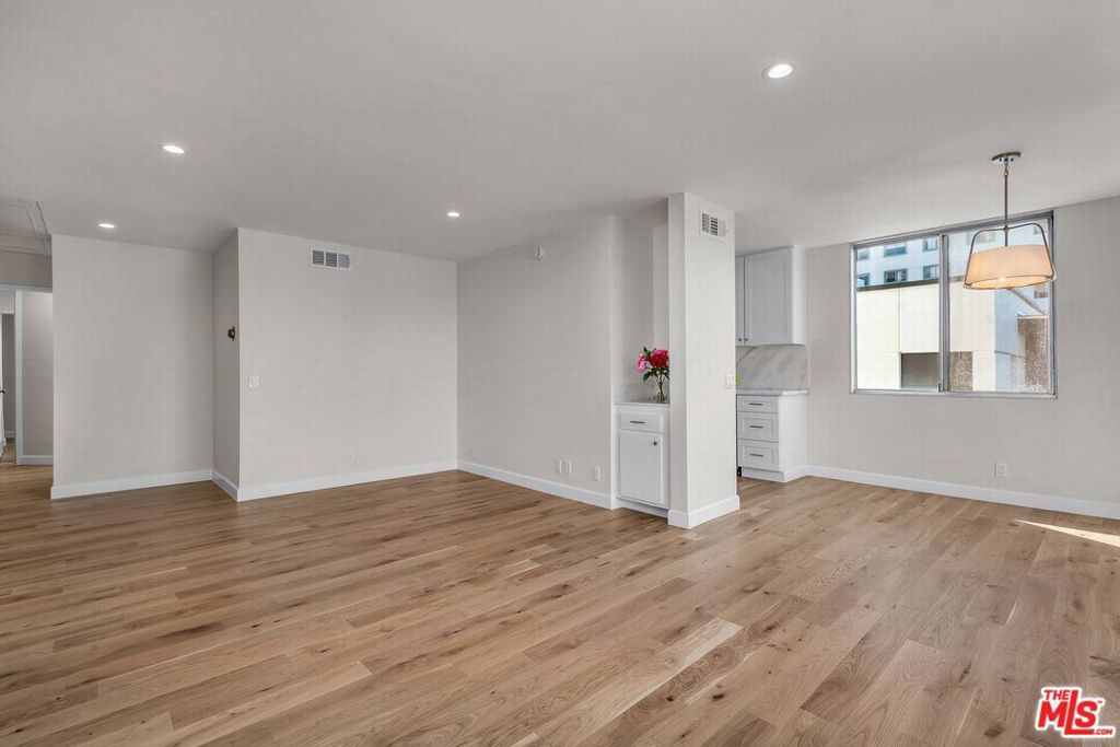 Image 4 of property listing at 10751 Wilshire Boulevard 909, Los Angeles, CA 90024