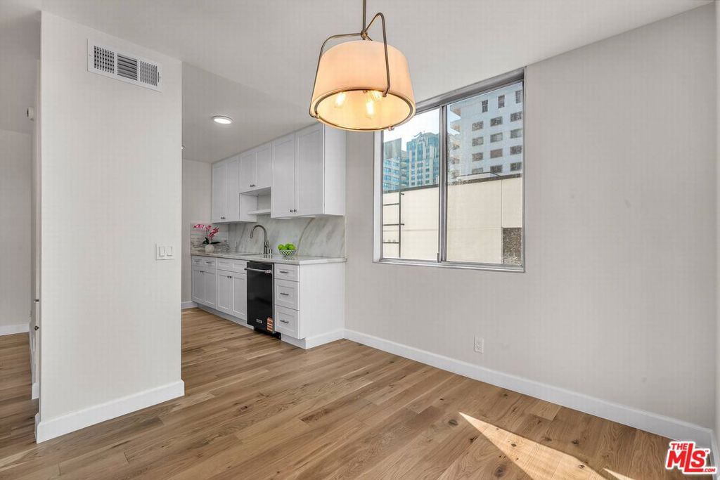 Image 7 of property listing at 10751 Wilshire Boulevard 909, Los Angeles, CA 90024