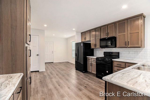 1283 E Ellis Road 19, Norton Shores City, MI 49441