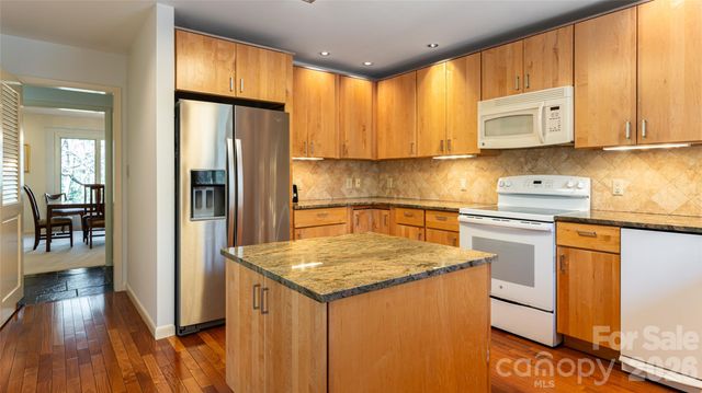 12 Stuyvesant Crescent, Asheville, NC 28803