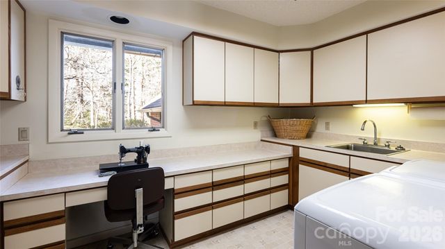 12 Stuyvesant Crescent, Asheville, NC 28803