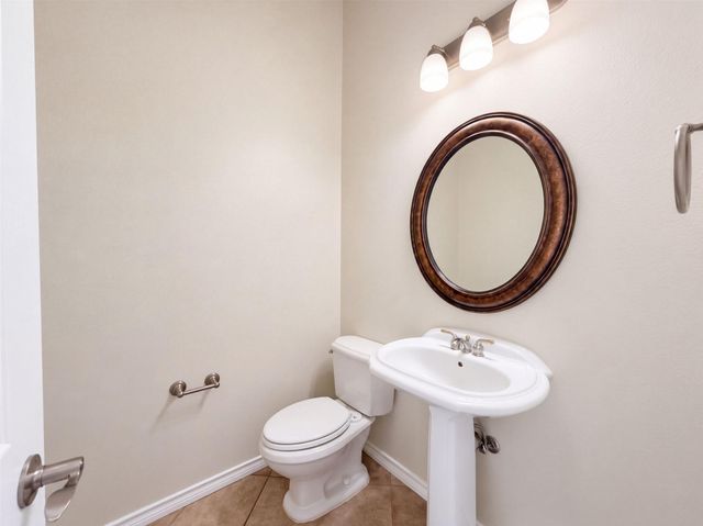 302 Saddletree LN, Dripping Springs, TX 78620