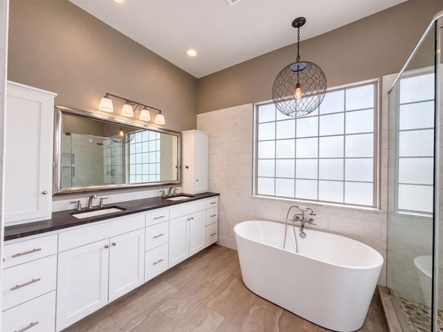 302 Saddletree LN, Dripping Springs, TX 78620