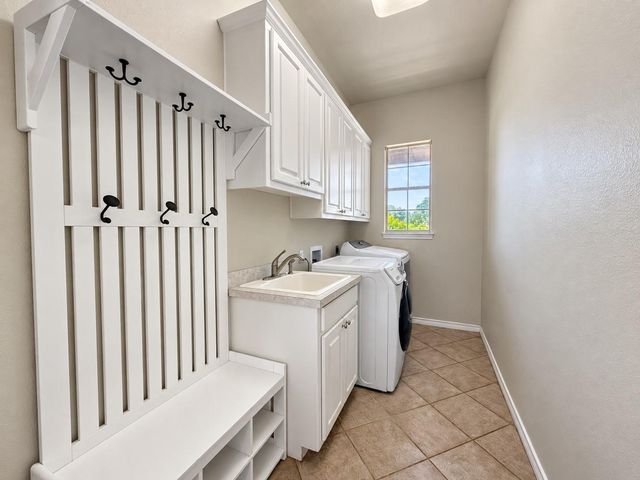 302 Saddletree LN, Dripping Springs, TX 78620