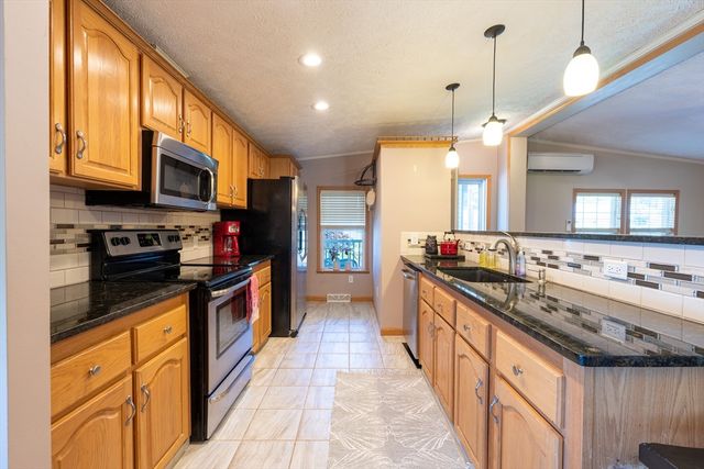 3 Blackbird St, Tiverton, RI 02878
