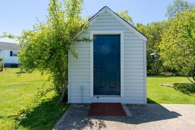3 Blackbird St, Tiverton, RI 02878