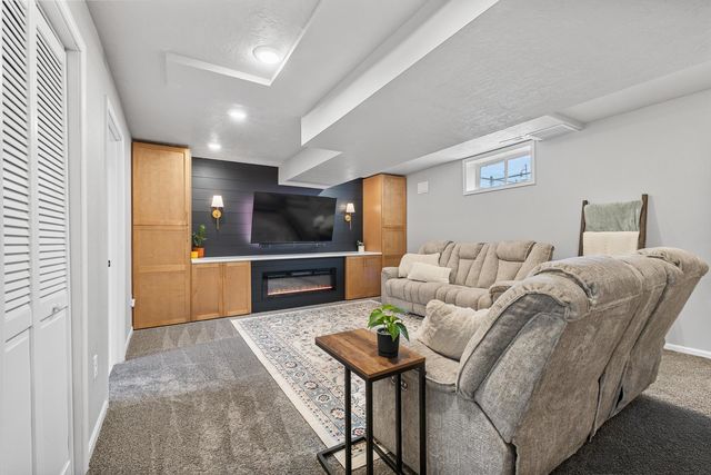 421 2nd St NE, Minot, ND 58703