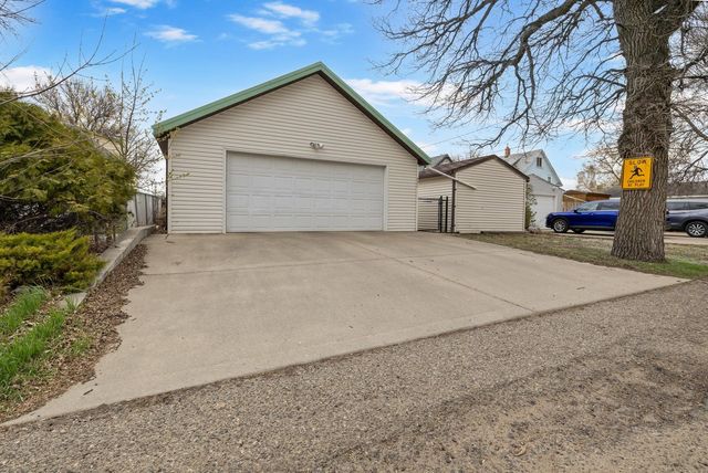 421 2nd St NE, Minot, ND 58703