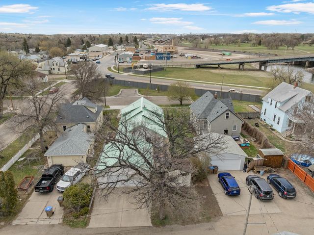 421 2nd St NE, Minot, ND 58703