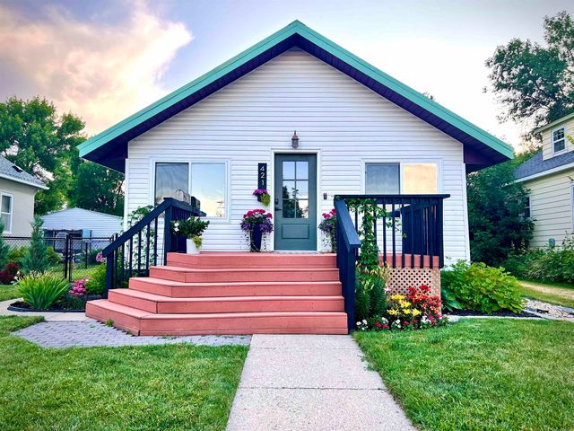 421 2nd St NE, Minot, ND 58703