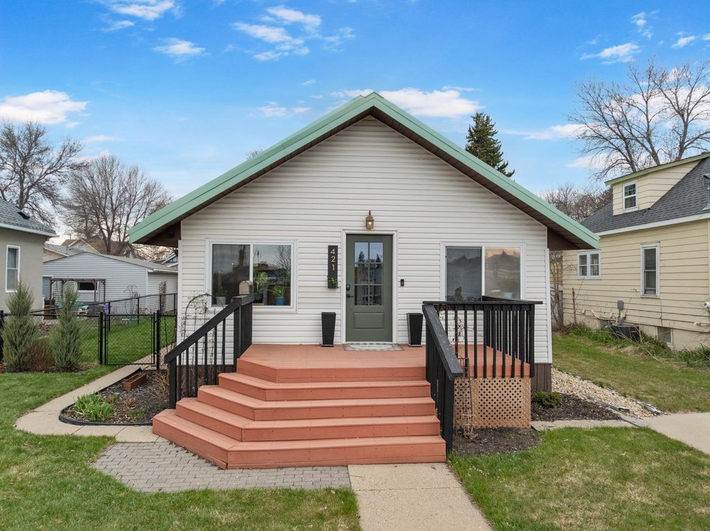421 2nd St NE, Minot, ND 58703