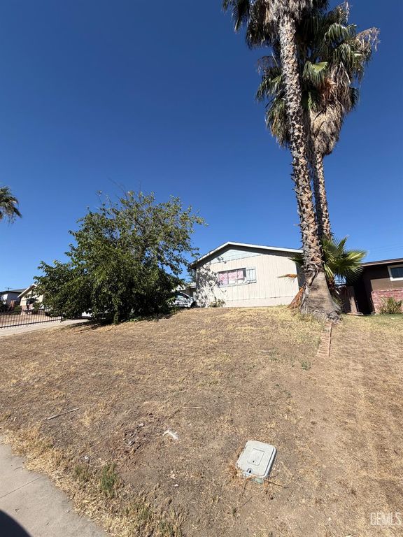 2913 Haley Street, Bakersfield, CA 93305