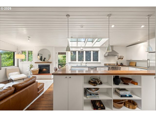 570 MIDDLECREST Rd, Lake Oswego, OR 97034