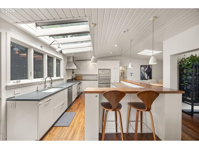 570 MIDDLECREST Rd, Lake Oswego, OR 97034
