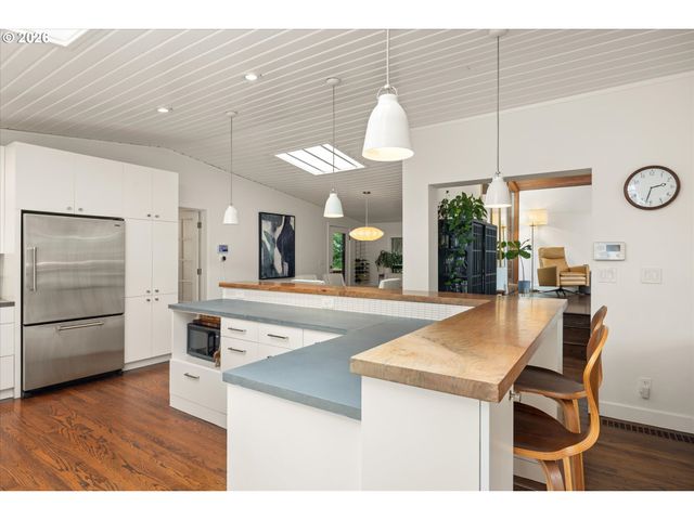 570 MIDDLECREST Rd, Lake Oswego, OR 97034