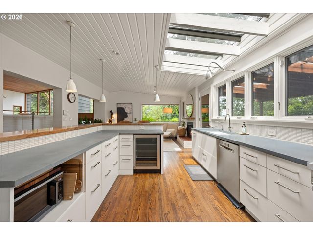 570 MIDDLECREST Rd, Lake Oswego, OR 97034