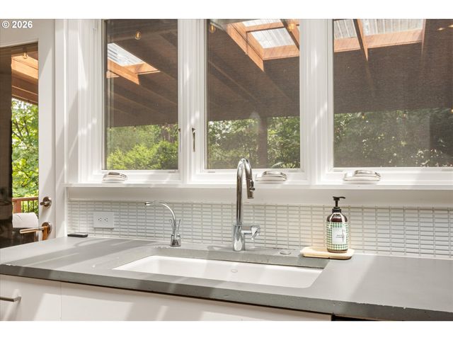 570 MIDDLECREST Rd, Lake Oswego, OR 97034