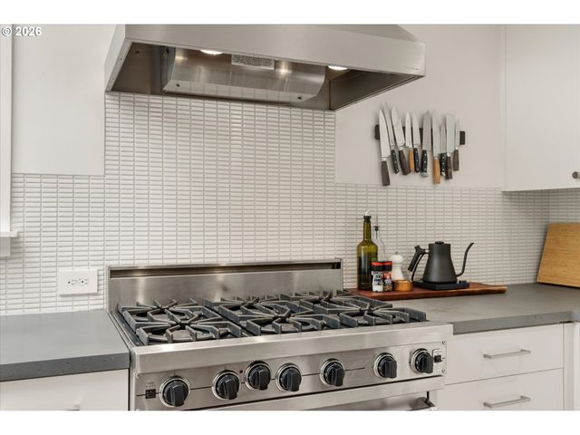 570 MIDDLECREST Rd, Lake Oswego, OR 97034