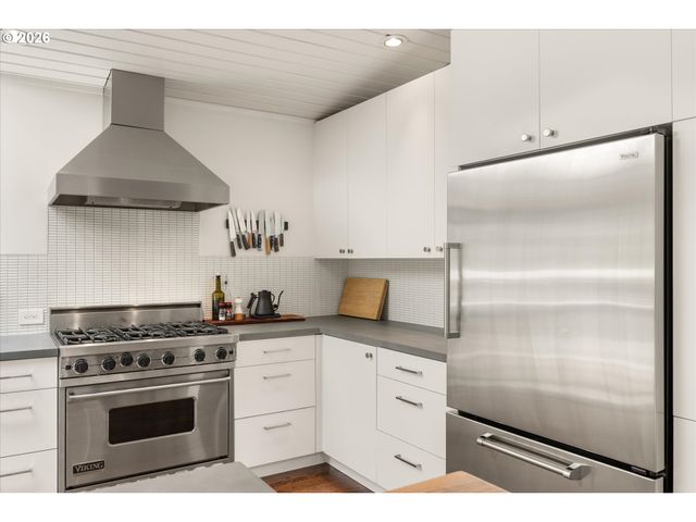570 MIDDLECREST Rd, Lake Oswego, OR 97034
