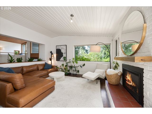 570 MIDDLECREST Rd, Lake Oswego, OR 97034