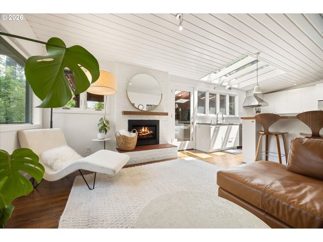 570 MIDDLECREST Rd, Lake Oswego, OR 97034