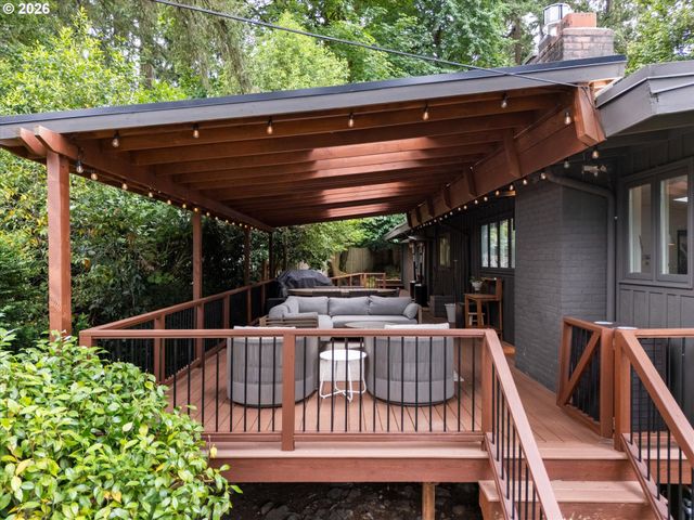 570 MIDDLECREST Rd, Lake Oswego, OR 97034