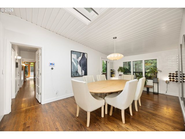 570 MIDDLECREST Rd, Lake Oswego, OR 97034