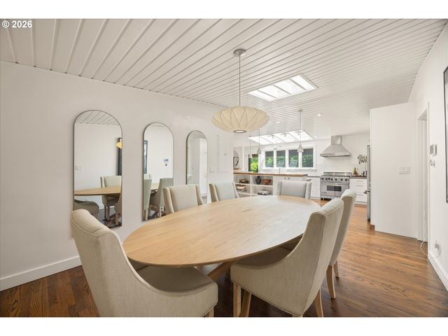 570 MIDDLECREST Rd, Lake Oswego, OR 97034