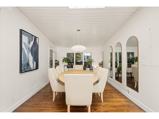 570 MIDDLECREST Rd, Lake Oswego, OR 97034