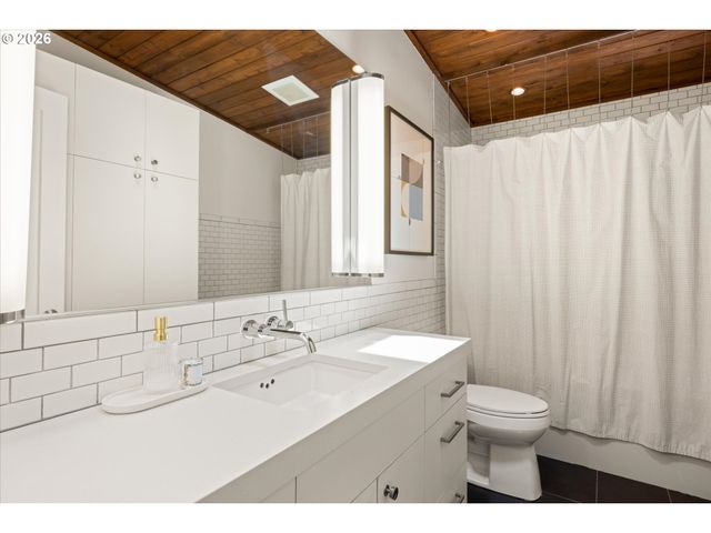 570 MIDDLECREST Rd, Lake Oswego, OR 97034