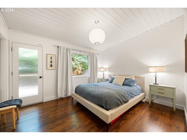 570 MIDDLECREST Rd, Lake Oswego, OR 97034