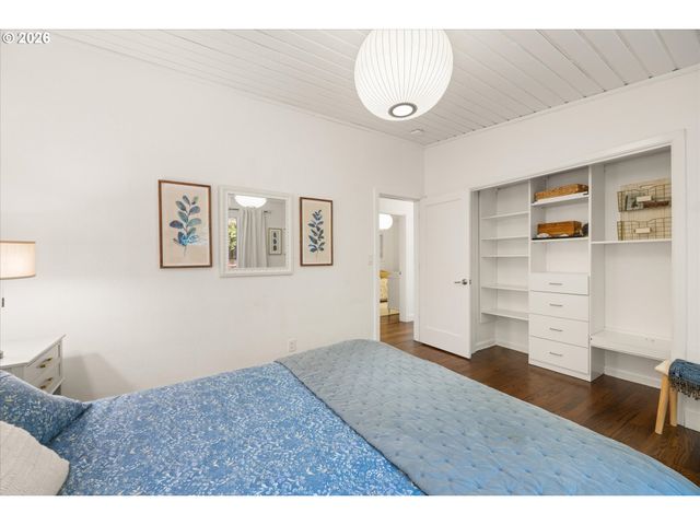 570 MIDDLECREST Rd, Lake Oswego, OR 97034